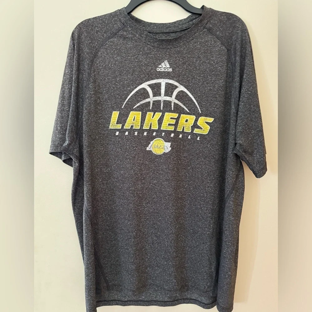 ADIDAS LA Lakers Short Sleeve Graphic Shirt. Vintage Look. Size L